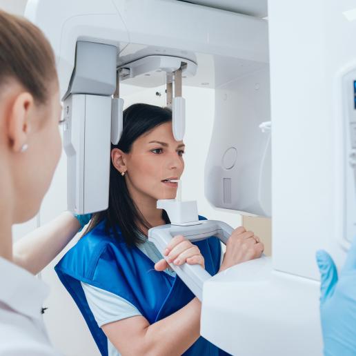 MFA röngt den Kiefer einer Patientin