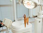 Ein geschnitztes Figürchen steht am Waschbecken