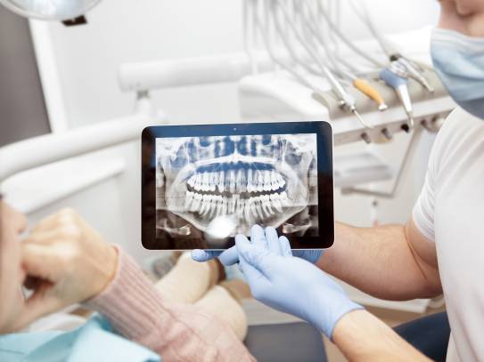 MFA zeigt Patientin Röntgenbild am Laptop