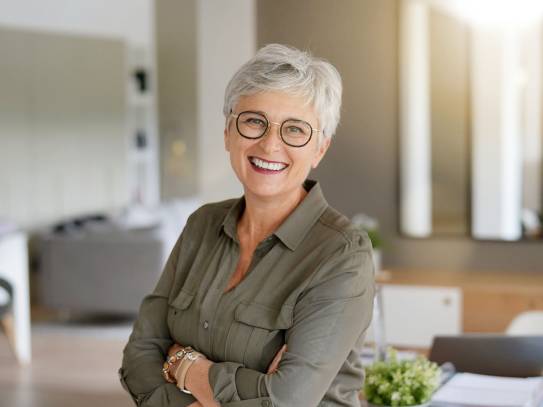 Seniorin lächelt selbstbewusst